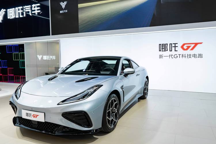 佛山89哪吒汽车在智能汽车领域的表现，领途汽车在新能源汽车市场中的影响力